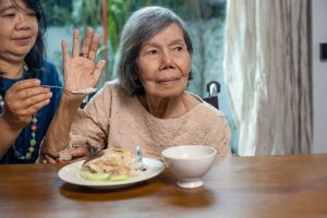 Cara Mengatasi Orang Tua Tidak Mau Makan